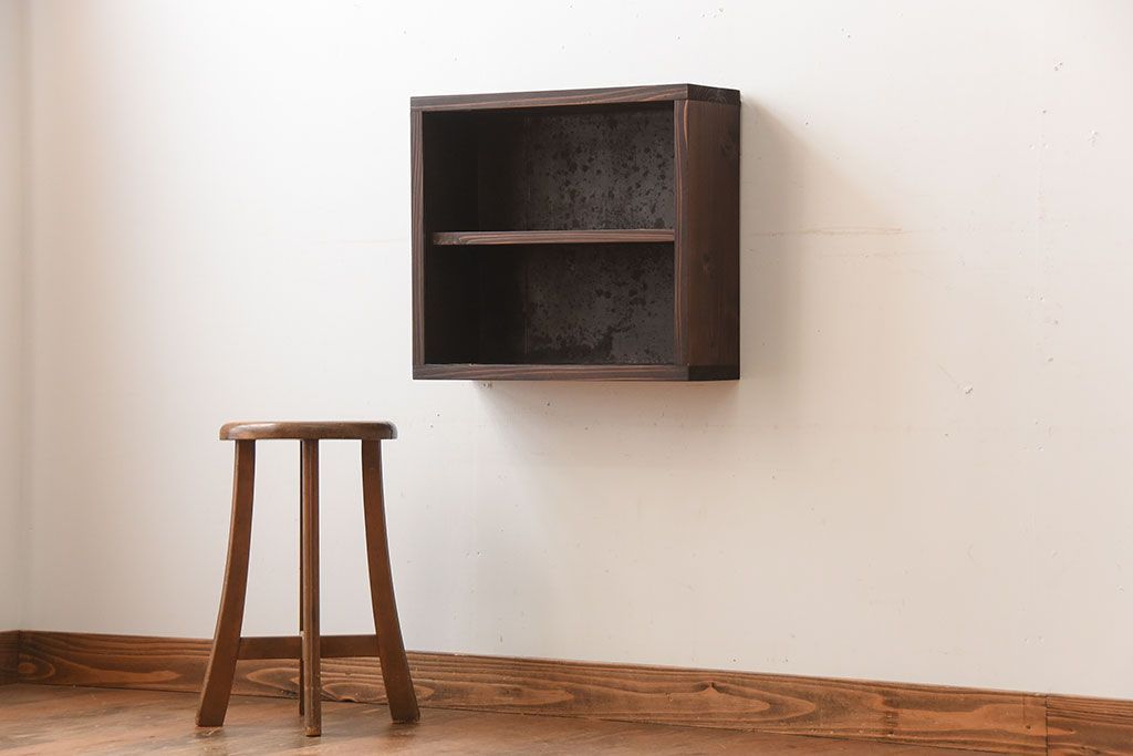 アンティーク家具　和製アンティーク　古い無垢材とブリキ板の壁掛けマス目収納棚(2)