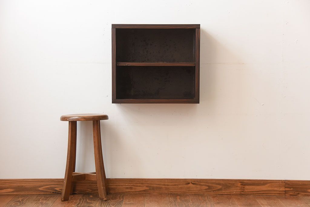 アンティーク家具　和製アンティーク　古い無垢材とブリキ板の壁掛けマス目収納棚(2)