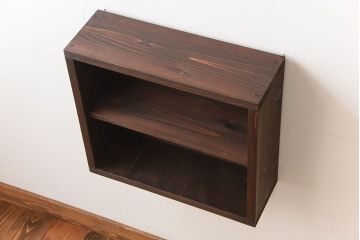 アンティーク家具　和製アンティーク　古い無垢材とブリキ板の壁掛けマス目収納棚(2)