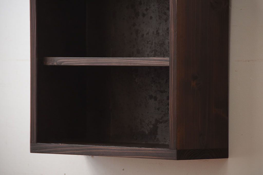 アンティーク家具　和製アンティーク　古い無垢材とブリキ板の壁掛けマス目収納棚(2)