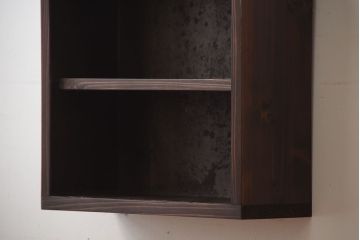 アンティーク家具　和製アンティーク　古い無垢材とブリキ板の壁掛けマス目収納棚(2)