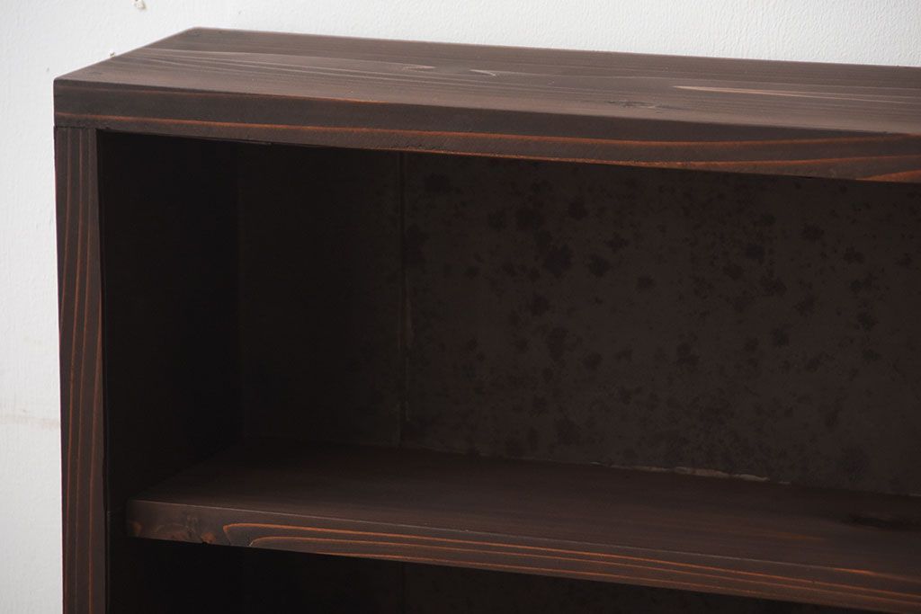 アンティーク家具　和製アンティーク　古い無垢材とブリキ板の壁掛けマス目収納棚(2)