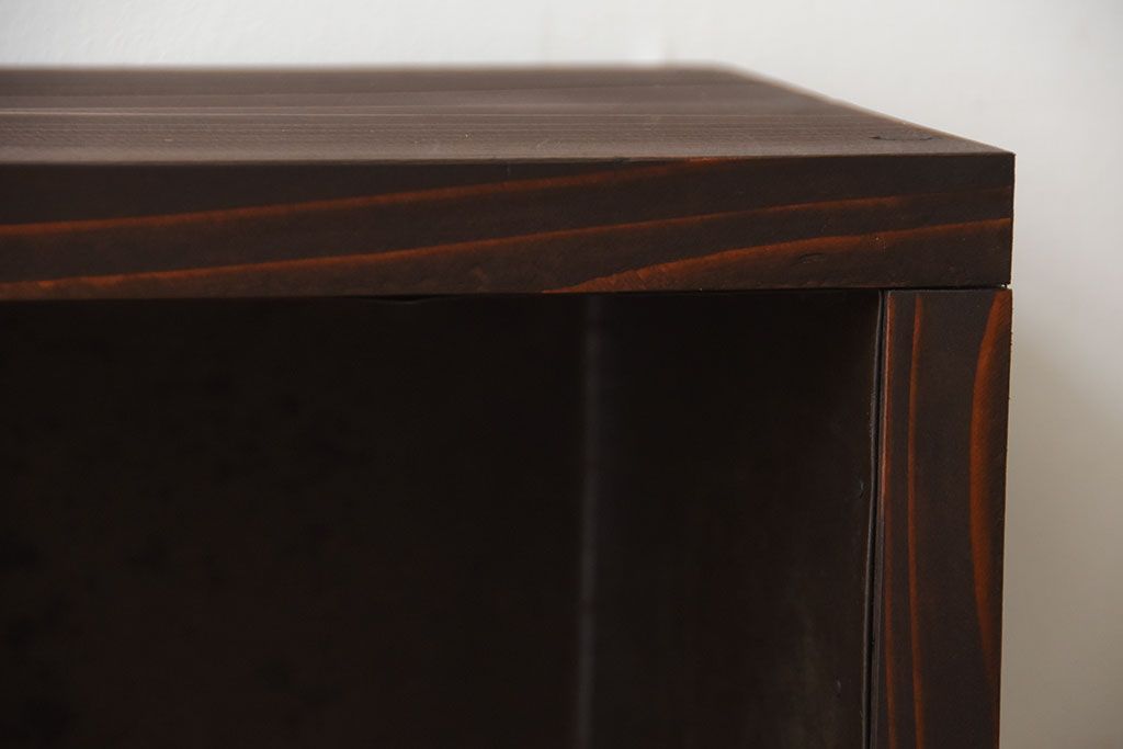 アンティーク家具　和製アンティーク　古い無垢材とブリキ板の壁掛けマス目収納棚(2)