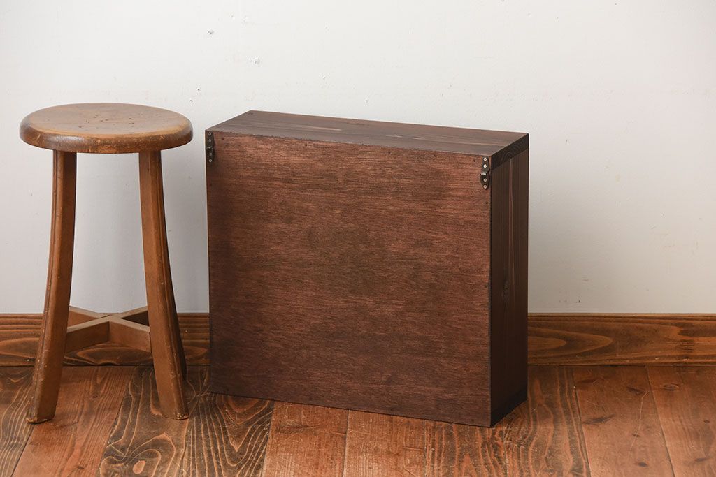 アンティーク家具　和製アンティーク　古い無垢材とブリキ板の壁掛けマス目収納棚(2)