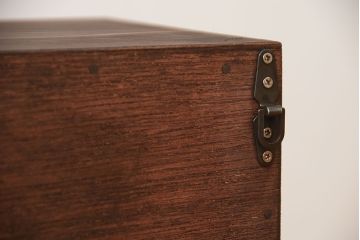 アンティーク家具　和製アンティーク　古い無垢材とブリキ板の壁掛けマス目収納棚(2)