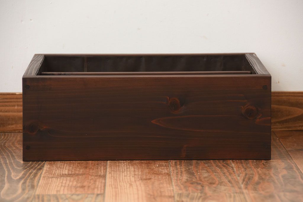 アンティーク家具　和製アンティーク　古い無垢材とブリキ板の壁掛けマス目収納棚(2)