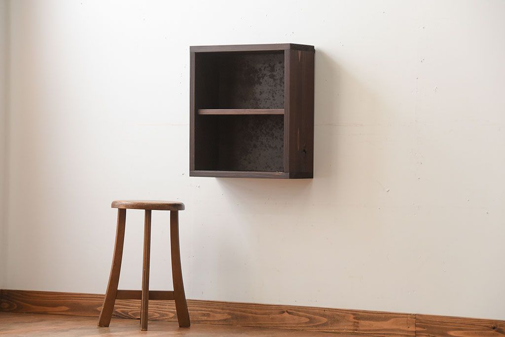 アンティーク家具　和製アンティーク　古い無垢材とブリキ板の壁掛けマス目収納棚(3)