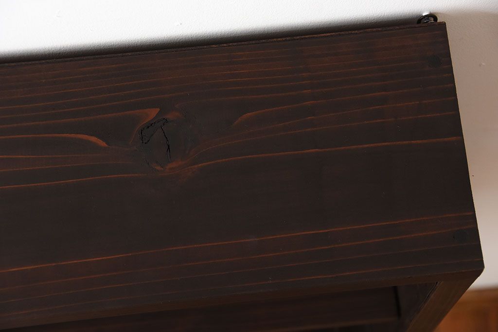 アンティーク家具　和製アンティーク　古い無垢材とブリキ板の壁掛けマス目収納棚(3)