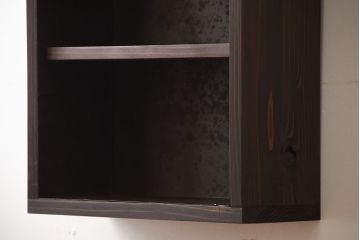 アンティーク家具　和製アンティーク　古い無垢材とブリキ板の壁掛けマス目収納棚(3)