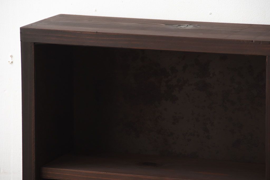 アンティーク家具　和製アンティーク　古い無垢材とブリキ板の壁掛けマス目収納棚(3)