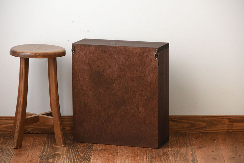 アンティーク家具　和製アンティーク　古い無垢材とブリキ板の壁掛けマス目収納棚(3)