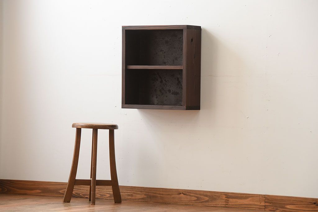 アンティーク家具　和製アンティーク　古い無垢材とブリキ板の壁掛けマス目収納棚(4)