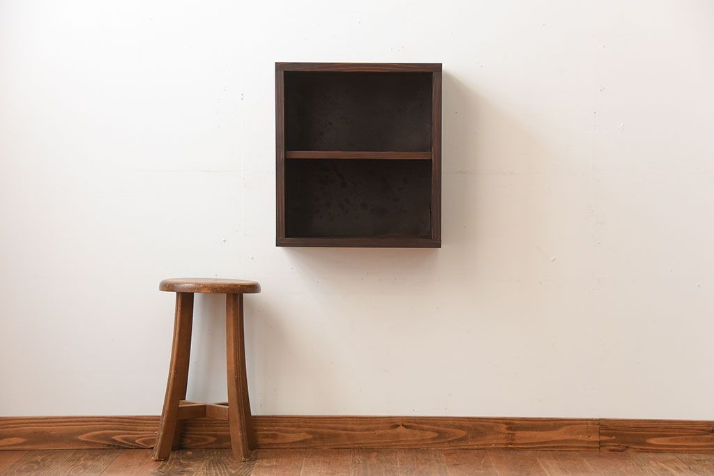 アンティーク家具　和製アンティーク　古い無垢材とブリキ板の壁掛けマス目収納棚(4)