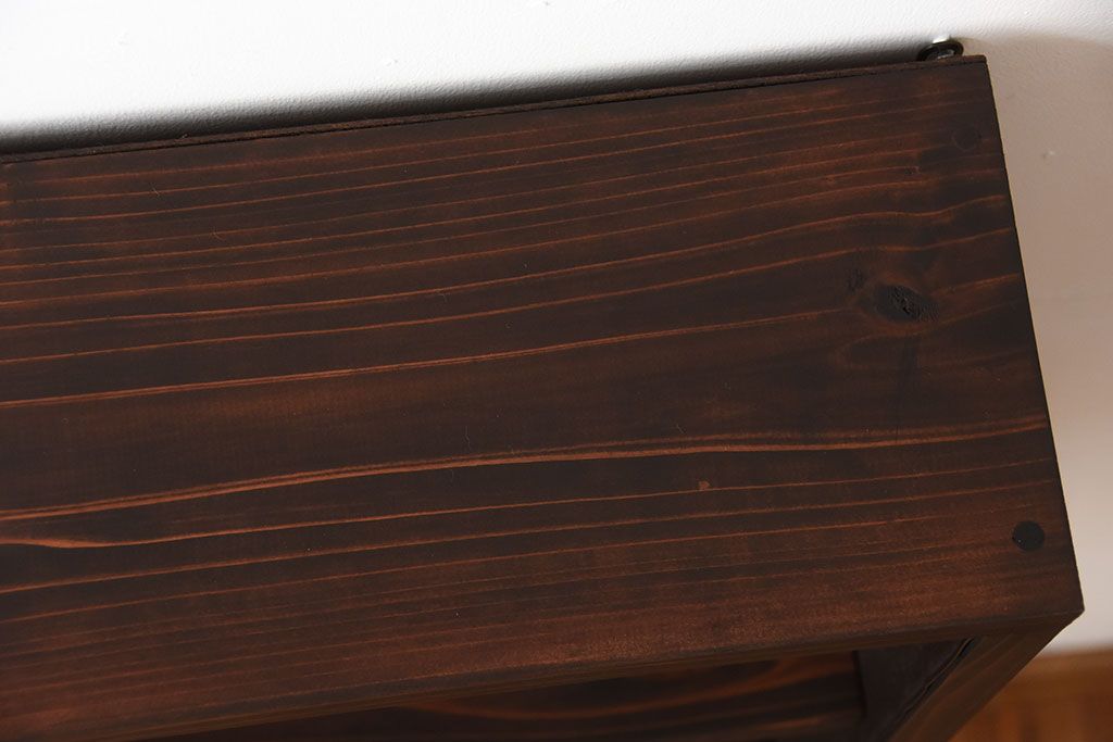 アンティーク家具　和製アンティーク　古い無垢材とブリキ板の壁掛けマス目収納棚(4)