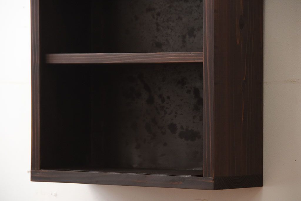 アンティーク家具　和製アンティーク　古い無垢材とブリキ板の壁掛けマス目収納棚(4)