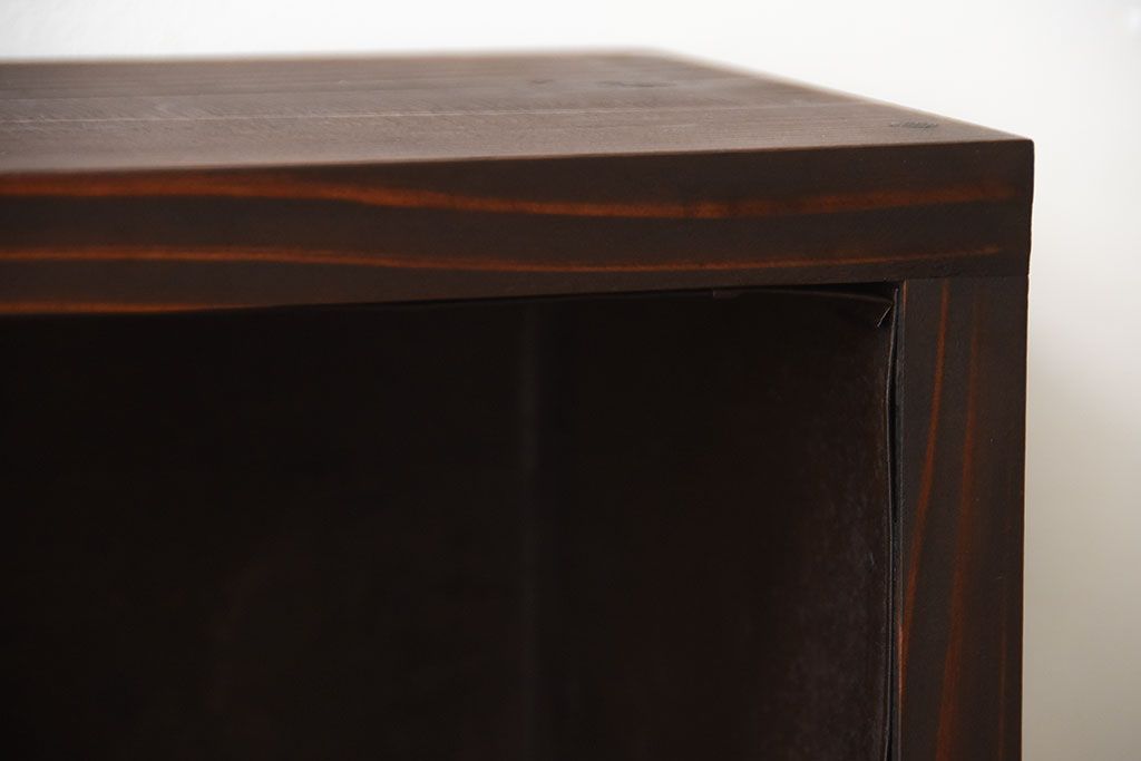 アンティーク家具　和製アンティーク　古い無垢材とブリキ板の壁掛けマス目収納棚(4)