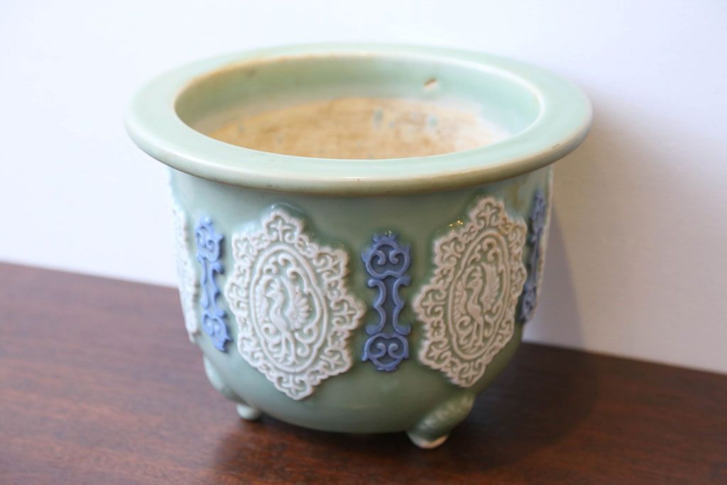 アンティーク雑貨　古民具・骨董　祖洞園池勝製・古い陽刻青磁植木鉢(2)