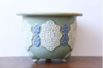 アンティーク雑貨　古民具・骨董　祖洞園池勝製・古い陽刻青磁植木鉢(2)