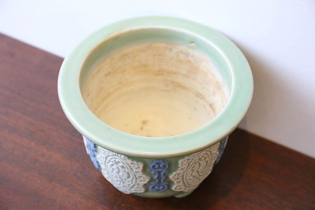 アンティーク雑貨　古民具・骨董　祖洞園池勝製・古い陽刻青磁植木鉢(2)