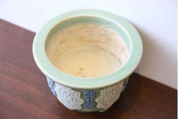 アンティーク雑貨　古民具・骨董　祖洞園池勝製・古い陽刻青磁植木鉢(2)