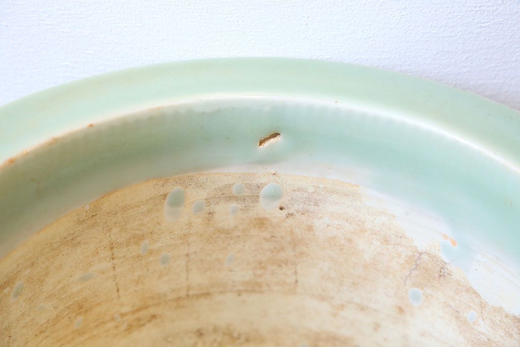 アンティーク雑貨　古民具・骨董　祖洞園池勝製・古い陽刻青磁植木鉢(2)