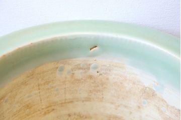 アンティーク雑貨　古民具・骨董　祖洞園池勝製・古い陽刻青磁植木鉢(2)