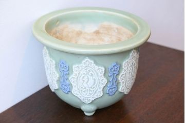 アンティーク雑貨　古民具・骨董　祖洞園池勝製・古い陽刻青磁植木鉢(2)