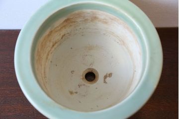 アンティーク雑貨　古民具・骨董　祖洞園池勝製・古い陽刻青磁植木鉢(2)