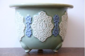 アンティーク雑貨　古民具・骨董　祖洞園池勝製・古い陽刻青磁植木鉢(2)