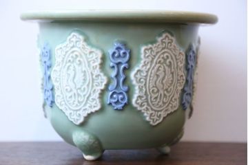 アンティーク雑貨　古民具・骨董　祖洞園池勝製・古い陽刻青磁植木鉢(2)