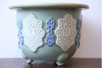 アンティーク雑貨　古民具・骨董　祖洞園池勝製・古い陽刻青磁植木鉢(2)