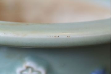 アンティーク雑貨　古民具・骨董　祖洞園池勝製・古い陽刻青磁植木鉢(2)