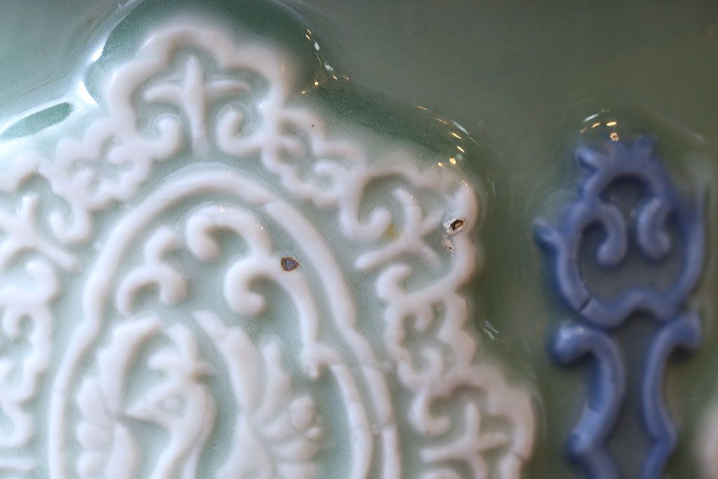 アンティーク雑貨　古民具・骨董　祖洞園池勝製・古い陽刻青磁植木鉢(2)