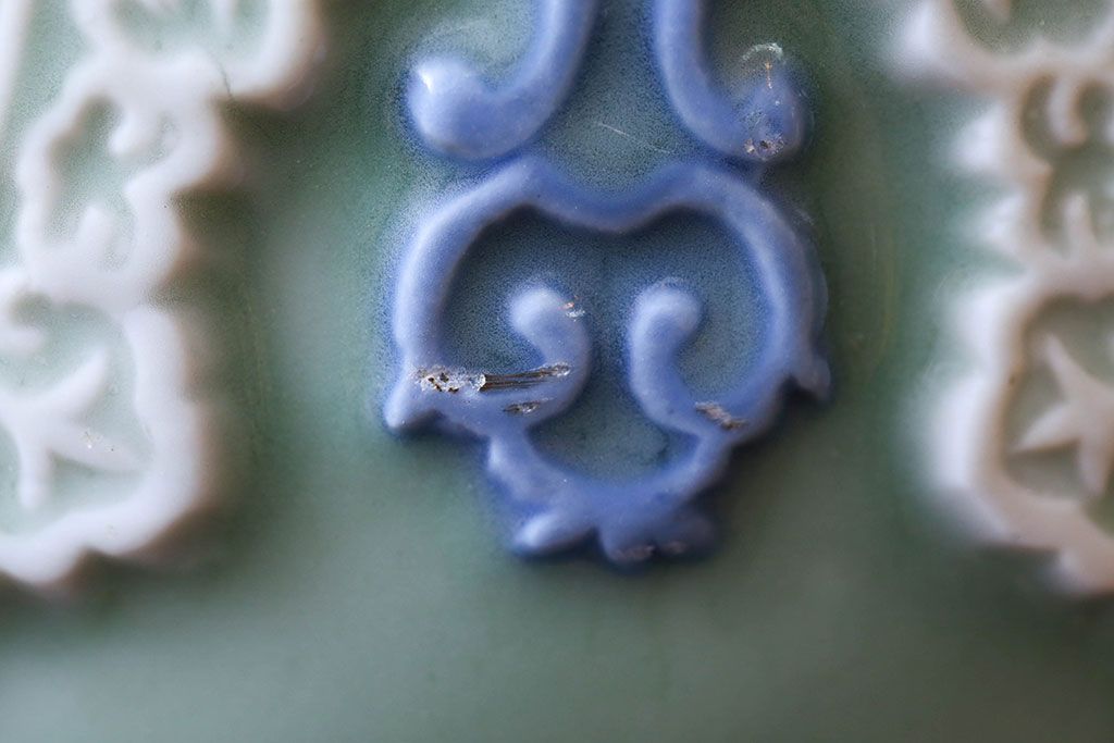 アンティーク雑貨　古民具・骨董　祖洞園池勝製・古い陽刻青磁植木鉢(2)