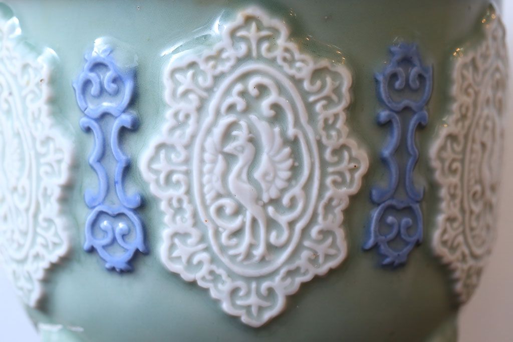 アンティーク雑貨　古民具・骨董　祖洞園池勝製・古い陽刻青磁植木鉢(2)