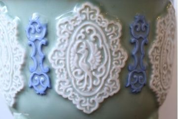 アンティーク雑貨　古民具・骨董　祖洞園池勝製・古い陽刻青磁植木鉢(2)