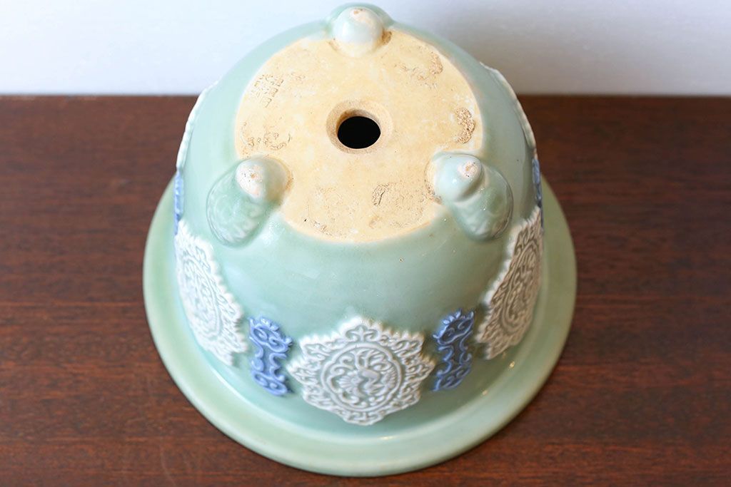 アンティーク雑貨　古民具・骨董　祖洞園池勝製・古い陽刻青磁植木鉢(2)