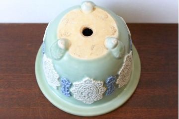 アンティーク雑貨　古民具・骨董　祖洞園池勝製・古い陽刻青磁植木鉢(2)