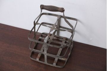 アンティーク雑貨　イギリスアンティーク　シャビーでおしゃれなアイアンボトルラック(ボトルホルダー)