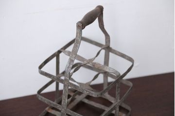 アンティーク雑貨　イギリスアンティーク　シャビーでおしゃれなアイアンボトルラック(ボトルホルダー)