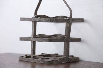 アンティーク雑貨　イギリスアンティーク　シャビーでおしゃれなアイアンボトルラック(ボトルホルダー)