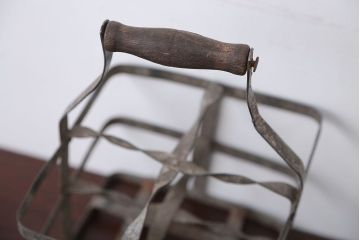 アンティーク雑貨　イギリスアンティーク　シャビーでおしゃれなアイアンボトルラック(ボトルホルダー)