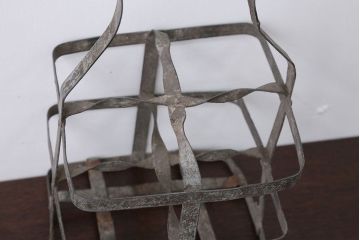 アンティーク雑貨　イギリスアンティーク　シャビーでおしゃれなアイアンボトルラック(ボトルホルダー)