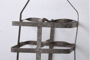 アンティーク雑貨　イギリスアンティーク　シャビーでおしゃれなアイアンボトルラック(ボトルホルダー)