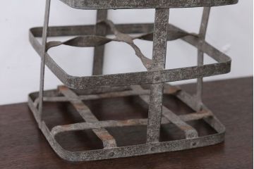 アンティーク雑貨　イギリスアンティーク　シャビーでおしゃれなアイアンボトルラック(ボトルホルダー)