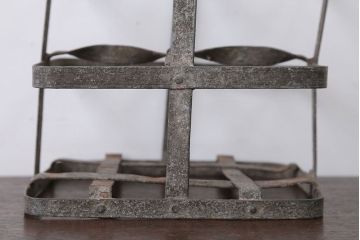 アンティーク雑貨　イギリスアンティーク　シャビーでおしゃれなアイアンボトルラック(ボトルホルダー)