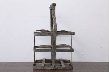 アンティーク雑貨　イギリスアンティーク　シャビーでおしゃれなアイアンボトルラック(ボトルホルダー)