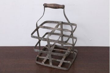 アンティーク雑貨　イギリスアンティーク　シャビーでおしゃれなアイアンボトルラック(ボトルホルダー)