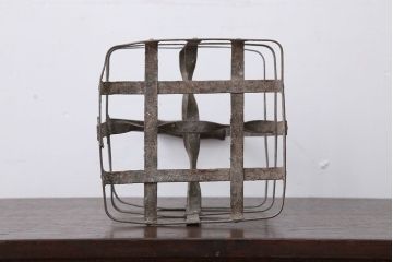 アンティーク雑貨　イギリスアンティーク　シャビーでおしゃれなアイアンボトルラック(ボトルホルダー)
