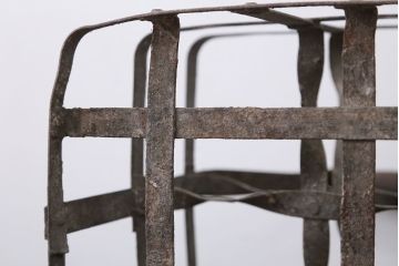 アンティーク雑貨　イギリスアンティーク　シャビーでおしゃれなアイアンボトルラック(ボトルホルダー)